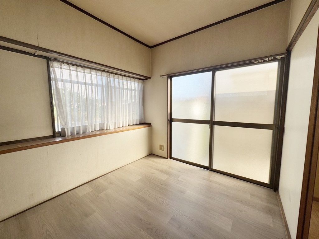 ＪＲ山陽本線 本郷駅 2階建 築41年のトイレ写真