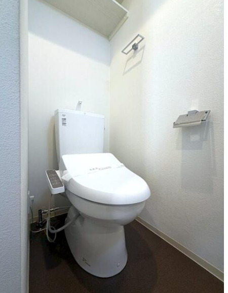 トイレ　落ち着いた色調のトイレです