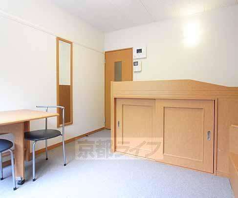居室・リビング　家電・家具が揃っている部屋です。