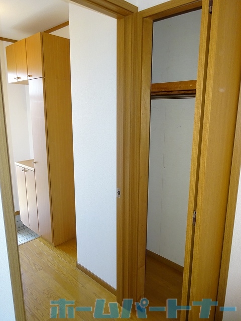 収納　ハンガーパイプがついており使いやすいクローゼット♪