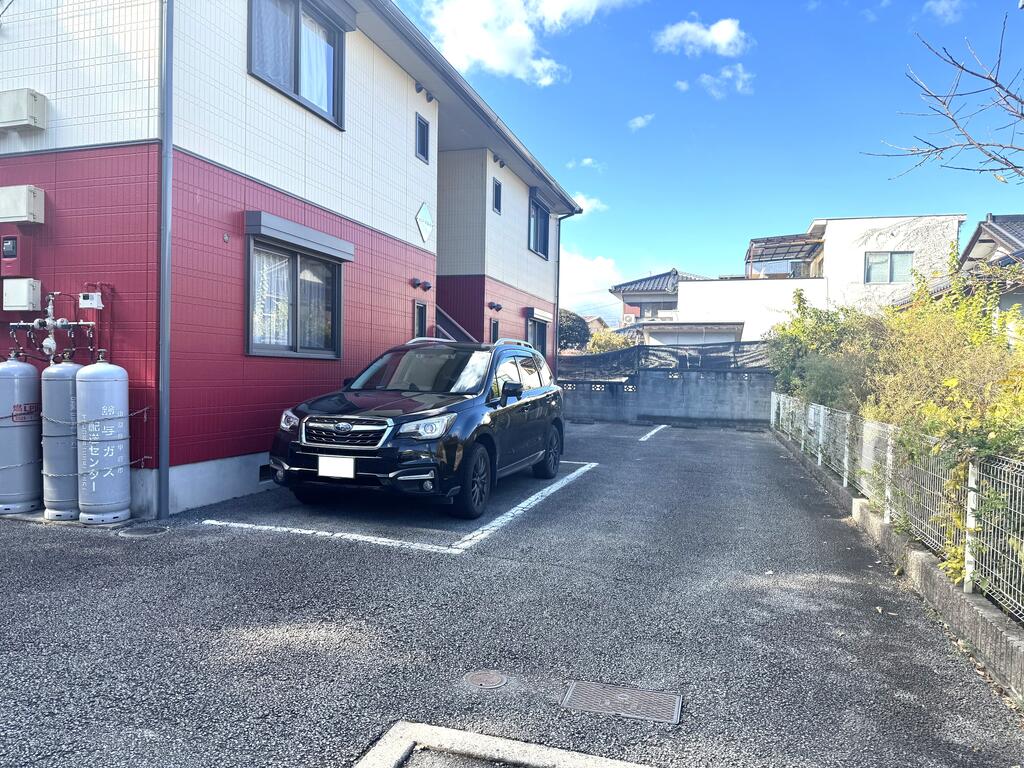 【甲府市武田のアパートの駐車場】