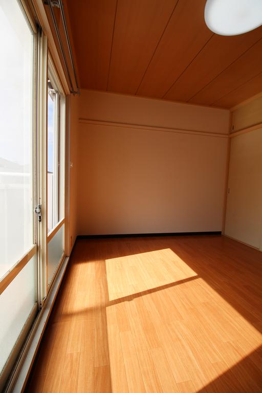 居室・リビング　ＬＥＤ照明器具（リモコン付き）＆エアコン 完備。