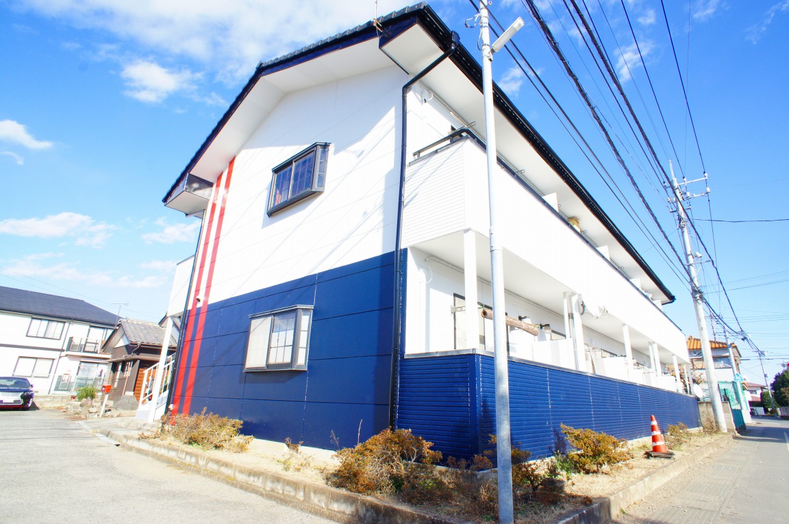 建物外観　古さを感じない玄関ドア♪中を見たくなりますね☆彡