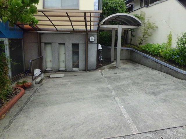 【名古屋市天白区西入町のアパートの駐車場】