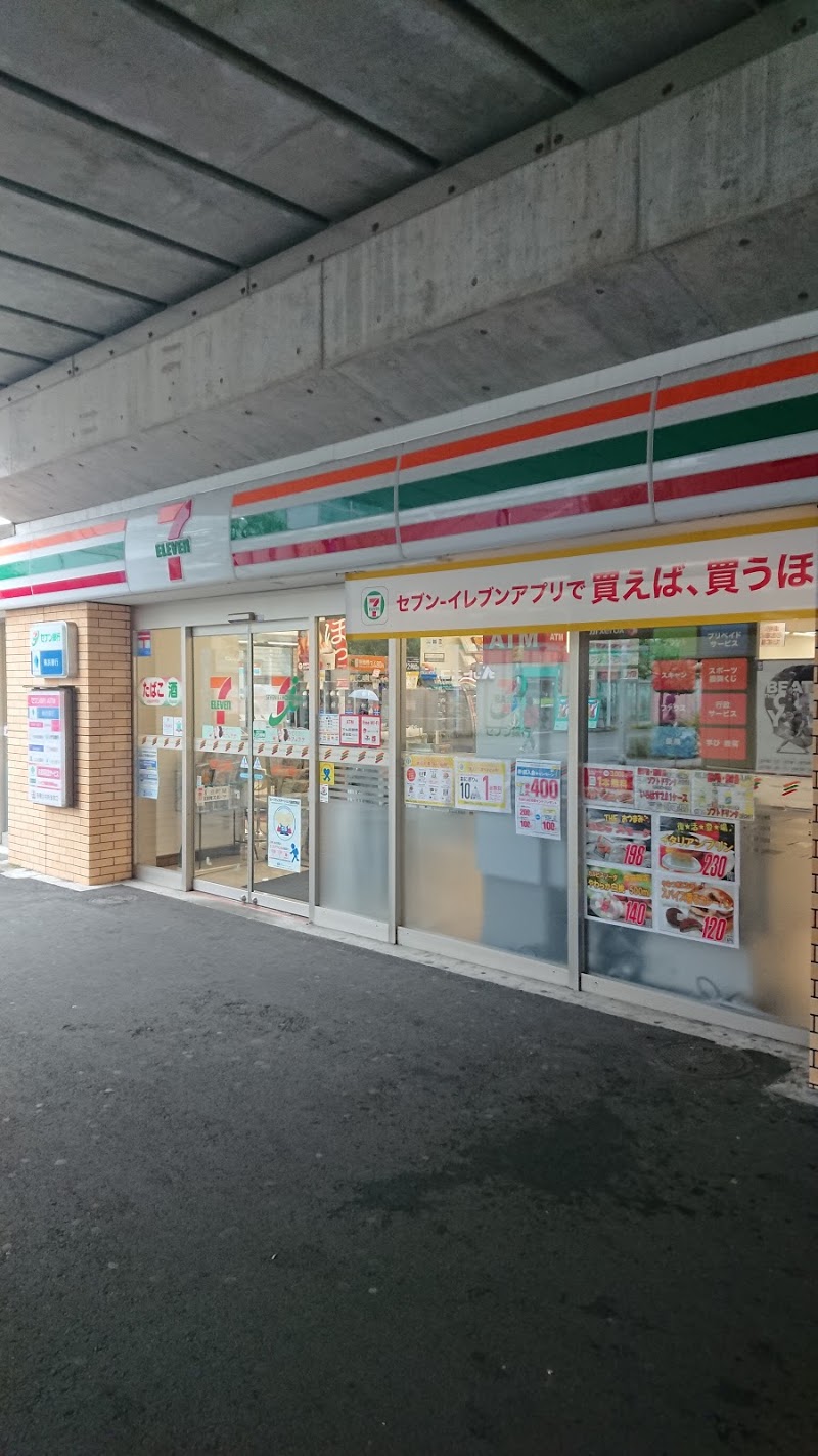コンビニ　セブンイレブン横浜センター北駅店（コンビニ）まで95m