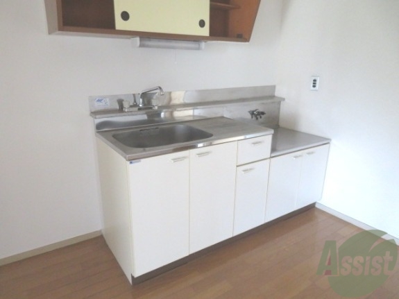 キッチン　こちらがキッチンです。上にも収納スペースがあって便利ですね