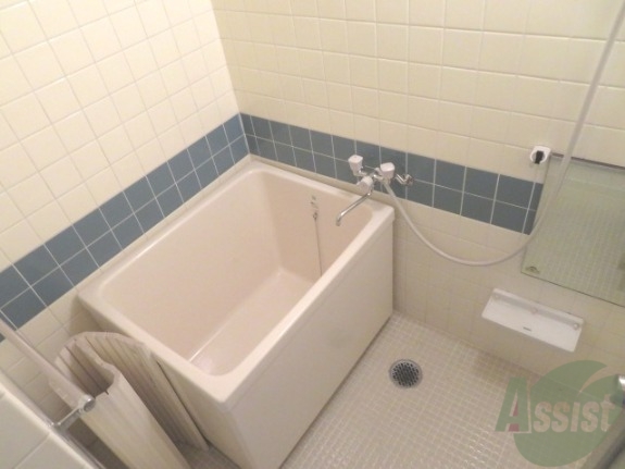 バス・シャワールーム　浴槽は少し狭めですが、蓋も付いております