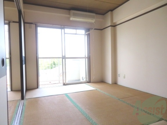 その他部屋・スペース　６帖の和室は扉を開けば１２帖の広い空間にもなります