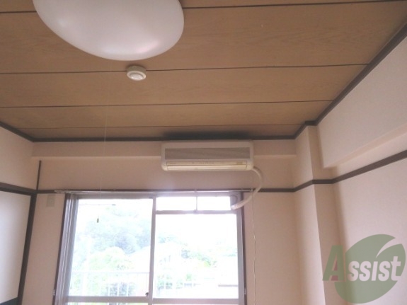 その他設備　玄関から入って右側の和室にはエアコンも付いております