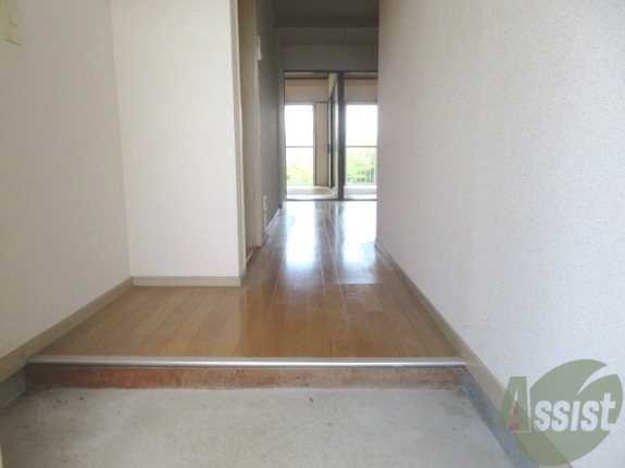 玄関　広々とした玄関は自分好みの靴棚を置いてみてもいいですね