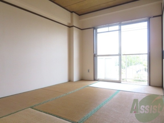 居室・リビング　朝日が差し込む東向きのお部屋となっております。