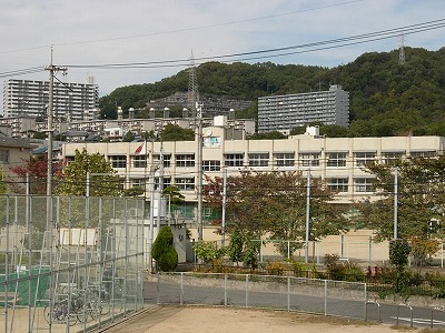 【サンライズ春日A棟の中学校】