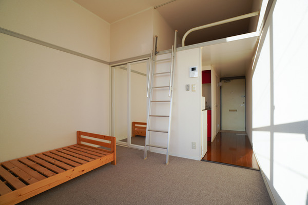 居室・リビング　同じ建物の別なお部屋