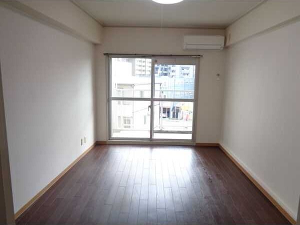 東和マンション広小路の居間写真