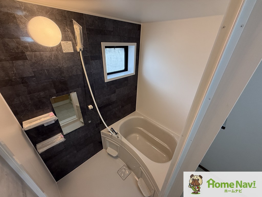 バス・シャワールーム　お風呂に窓が付いています。
