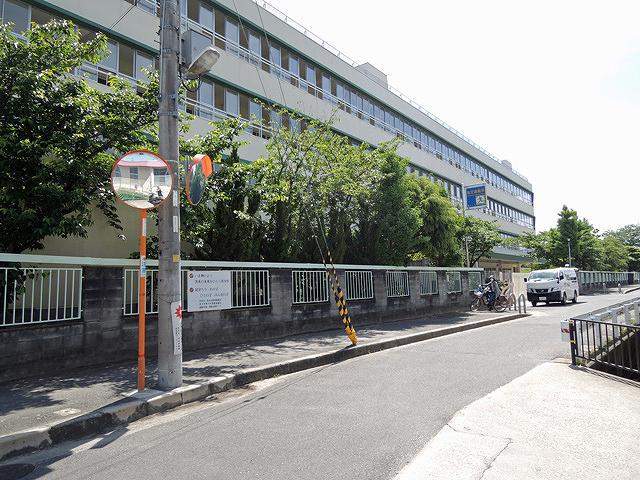 中学校　茨木市立東雲中学校（中学校）まで114m
