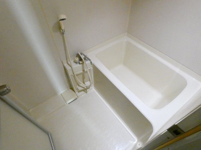 バス・シャワールーム　使いやすいユニットバスのお風呂です。