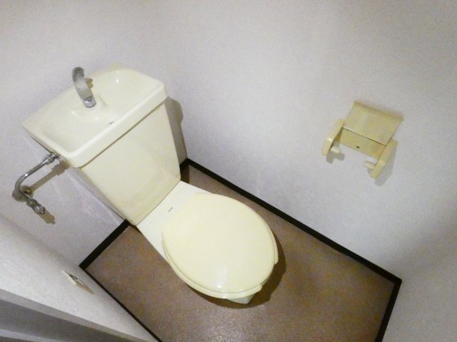トイレ　温水洗浄便座も設置可能です。
