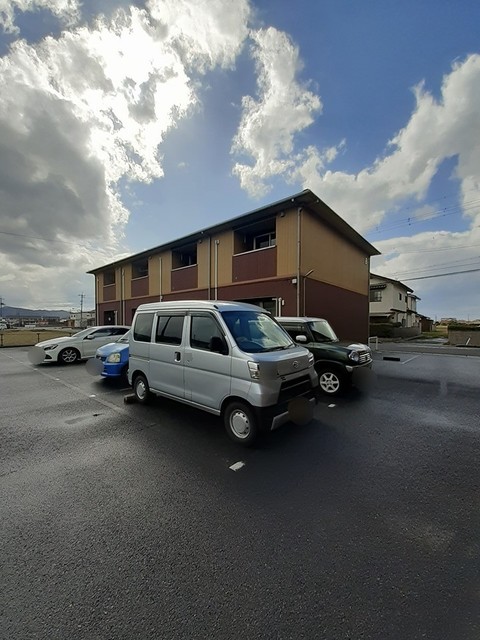 【出雲市斐川町併川のアパートの駐車場】