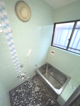 バス・シャワールーム　嬉しい追炊き機能付き！ 窓がついており、換気のできるお風呂で