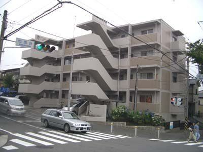横浜市青葉区松風台のマンションの建物外観