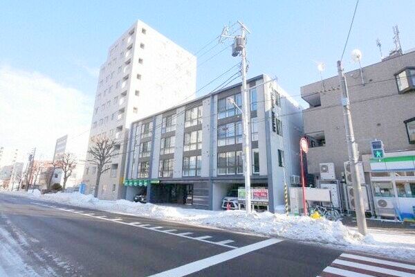 札幌市豊平区豊平七条のマンションの建物外観