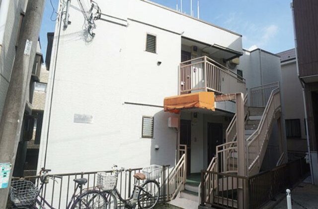 横浜市磯子区滝頭のアパートの建物外観