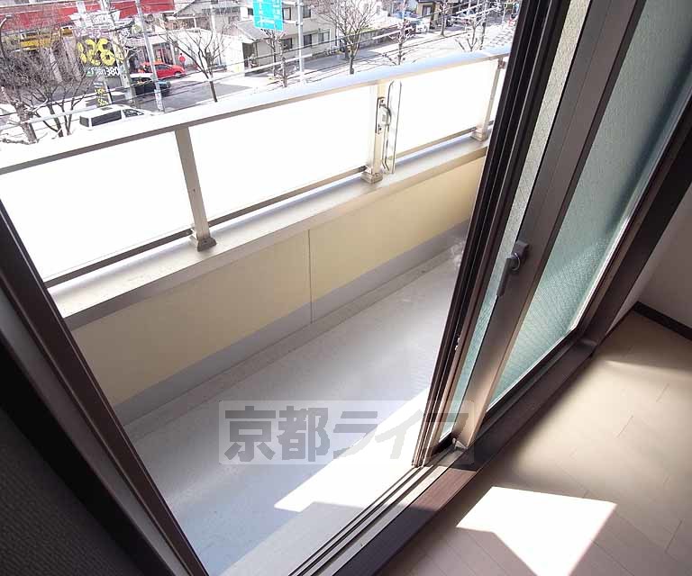 バルコニー　東向きと西向きのタイプのお部屋がございます