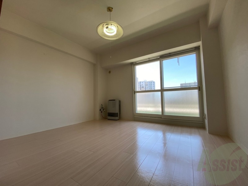 居室・リビング　リビングです。窓が大きくて明るいですね！