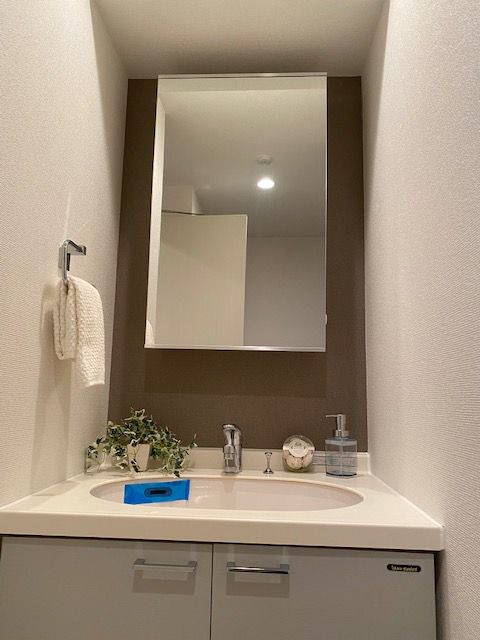 洗面設備　大型ミラーで朝の準備もしやすいですよ！