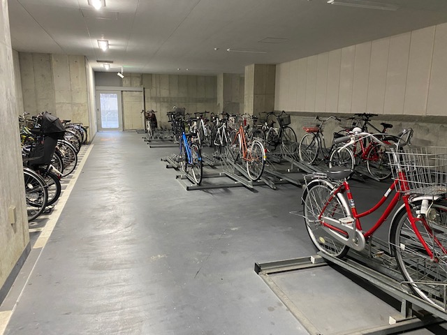 駐車場　住人の皆さんはきちんと自転車も整理されています！
