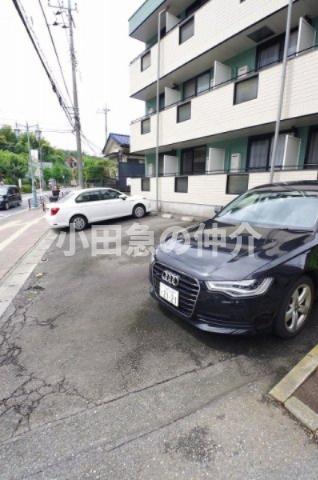 【川崎市多摩区東生田のアパートの駐車場】