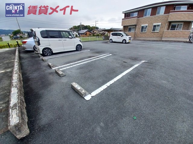 【津市一志町片野のアパートの駐車場】