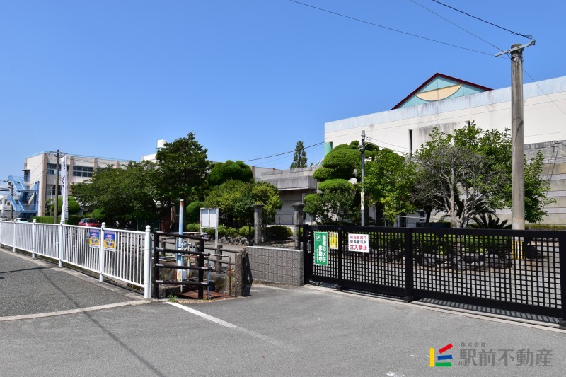 【Ｄ－ＲＯＯＭ徳益駅前の小学校】