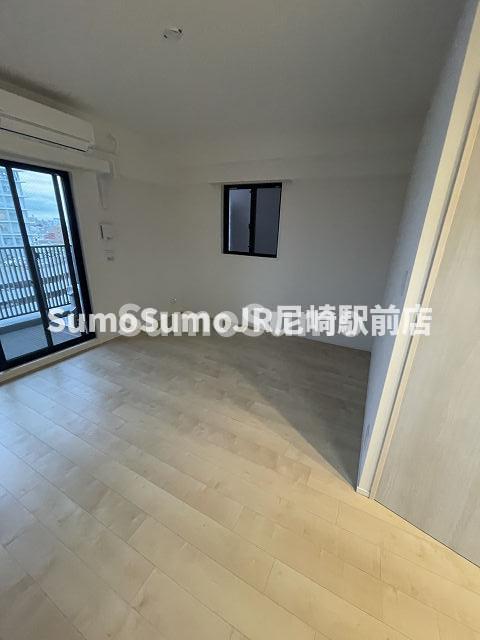 その他部屋・スペース　落ち着いた色調の寝室です