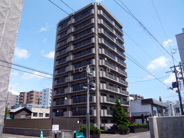 【札幌市中央区南十三条西のマンションの建物外観】