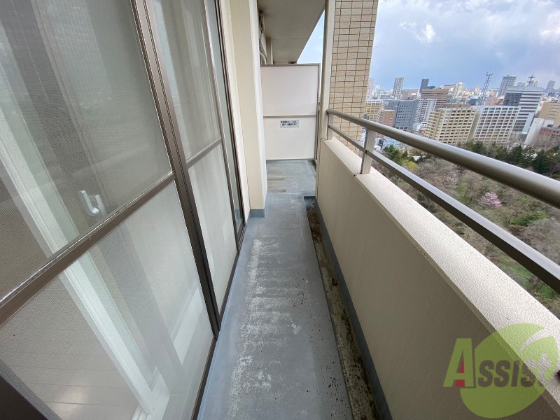 バルコニー　バルコニーは幅も広く全てのお部屋から出入りできます。