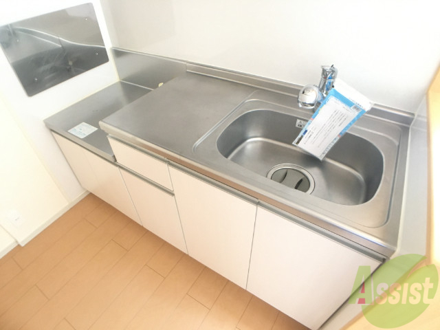 キッチン　キッチンスペースも広いので使い勝手もいいですね。