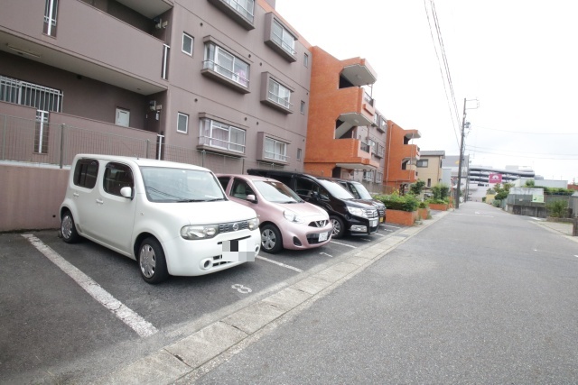 【ガーデンハイツエクレールの駐車場】