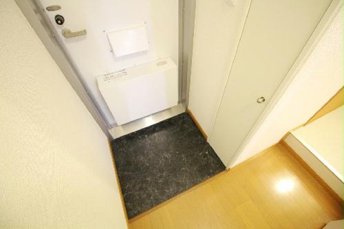 玄関　玄関扉には宅配ＢＯＸが付いています♪