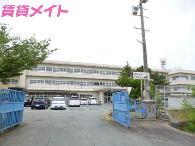 【松阪市垣鼻町のマンションの中学校】