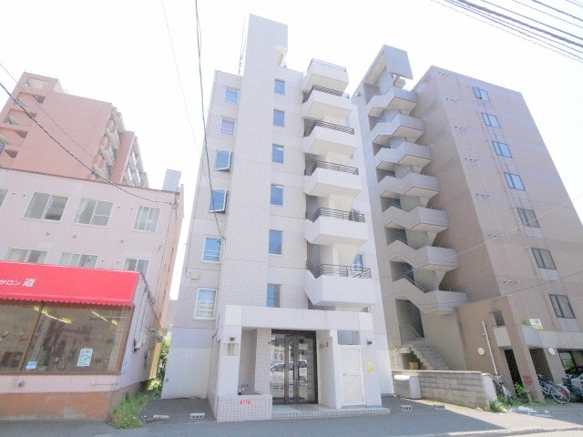 【札幌市北区北十一条西のマンションの建物外観】