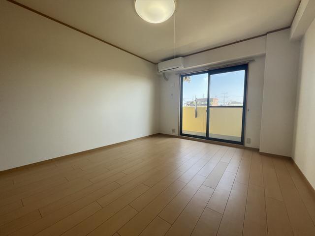 居室・リビング　明るいリビングですね。