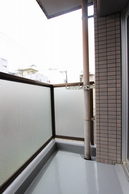 バルコニー　同物件、別号室のものです。