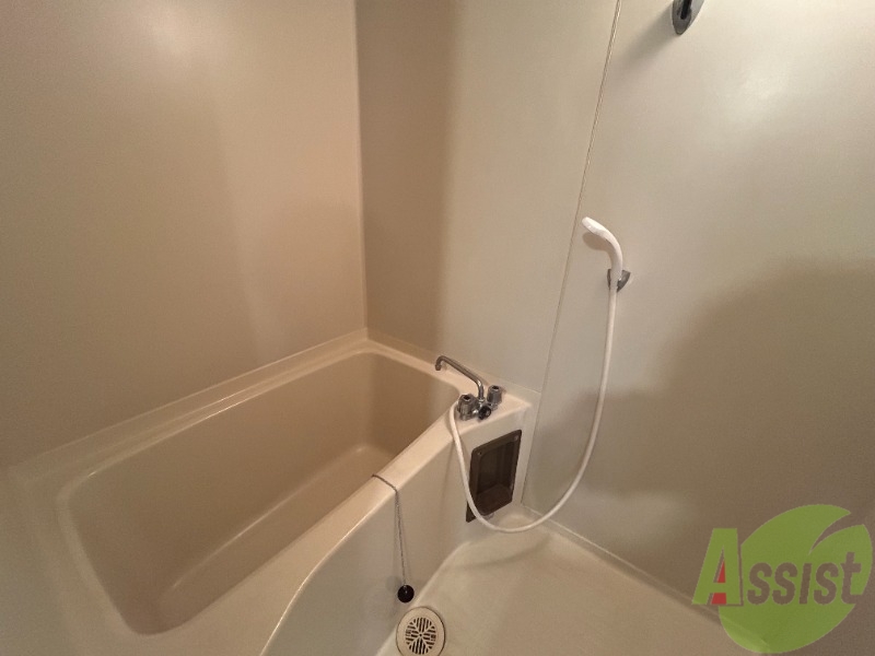 バス・シャワールーム　バスルームは狭すぎず、シャワーも浴びやすそうです。