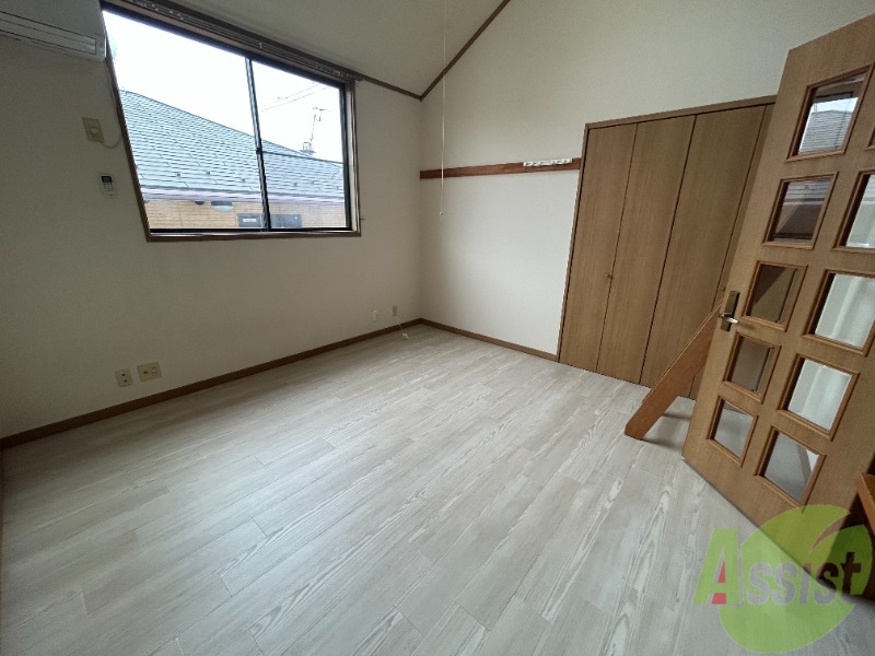 居室・リビング　８帖の洋室です。広々として、きれいですね。