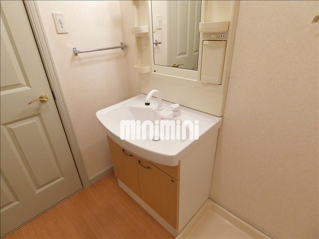 洗面設備　朝の支度もスムーズな独立洗面台。