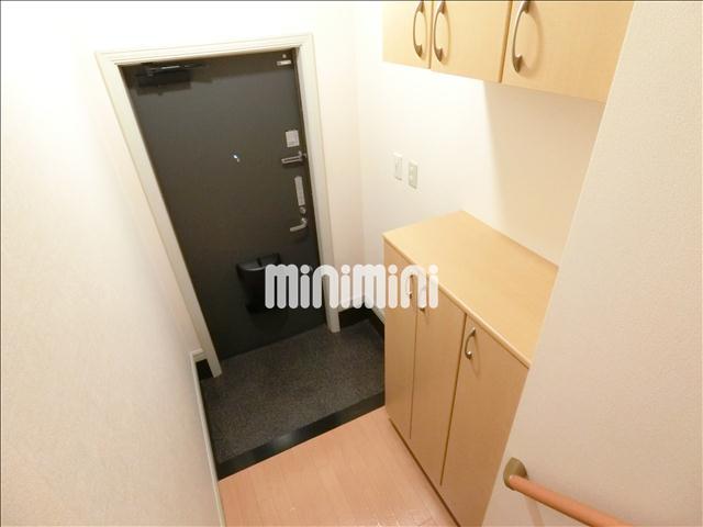 玄関　上下の下駄箱で靴も収納できます。