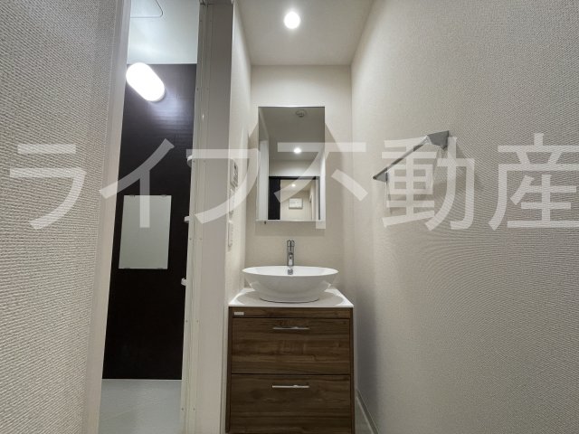 洗面設備　独立洗面化粧台が付いています