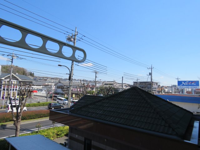 眺望　洋室６帖の窓からの眺望は、最上階の２階で陽当り眺望良好です♪